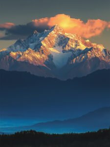 ‌Meili, Montaña Dorada Brillando en el Resplandor Matutino