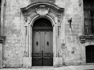 Puerta de Madera Ornada